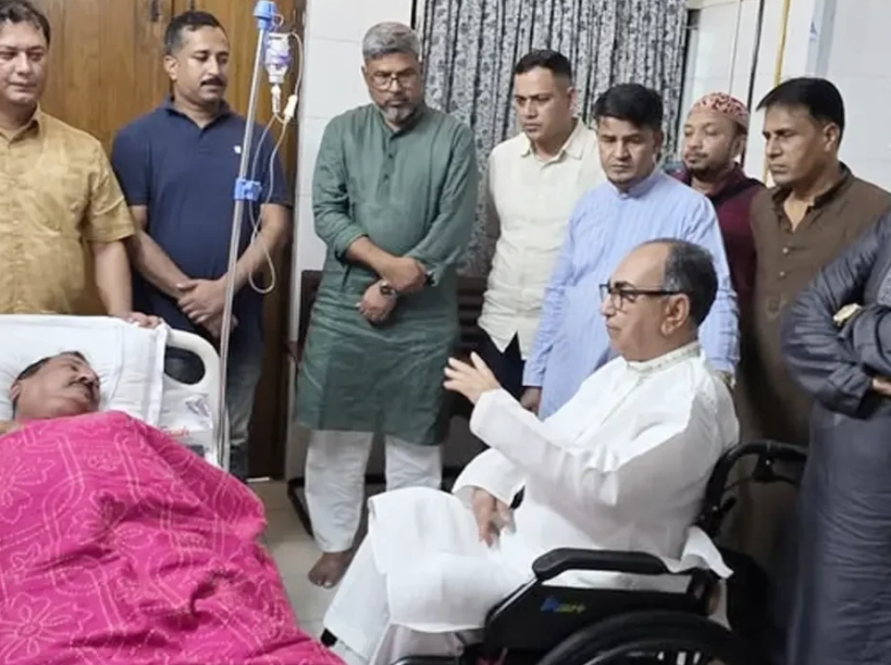 হাসপাতালে ভূমিমন্ত্রীকে দেখতে গেলেন মির্জা আব্বাস