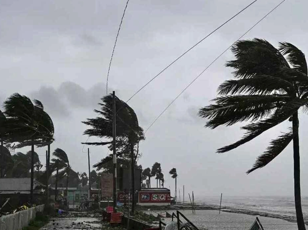 সন্ধ্যার মধ্যে ৪ জেলায় ৬০ কিমি বেগে ঝড়ের আশঙ্কা