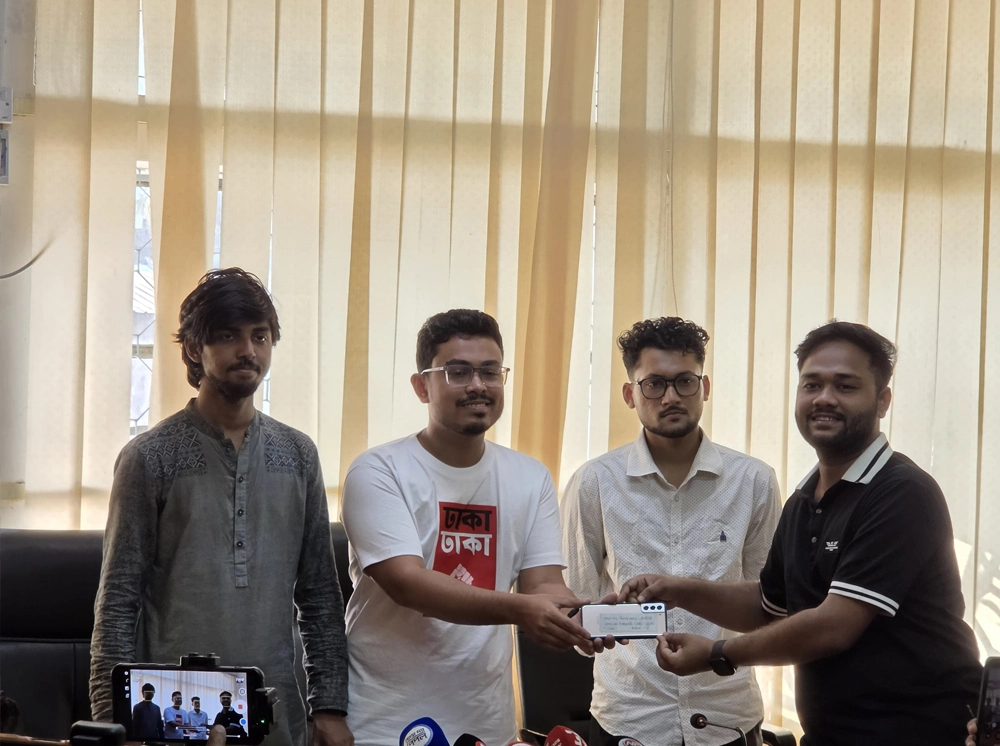 ডাকসুর উদ্যোগে চুরি হওয়া মোবাইল ফিরে পেলেন ঢাবির ৩ শিক্ষার্থী