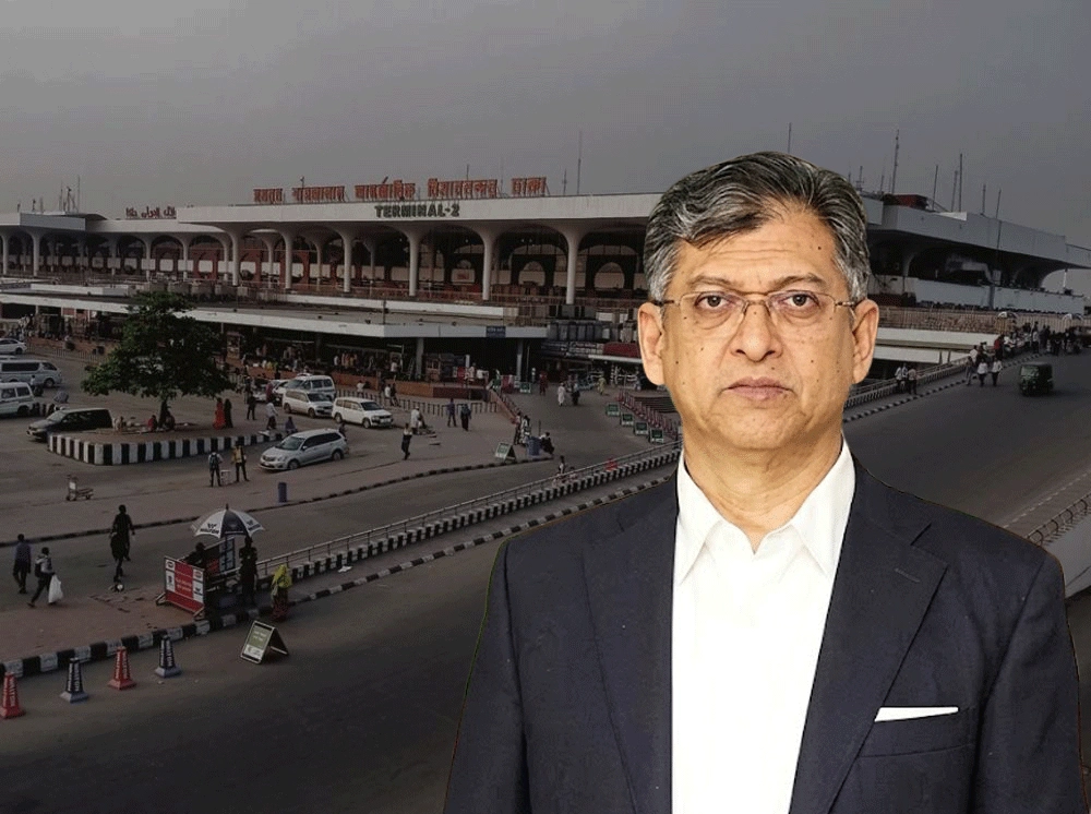 বিমানবন্দরে নতুন দায়িত্ব পেলেন স্বরাষ্ট্রমন্ত্রী