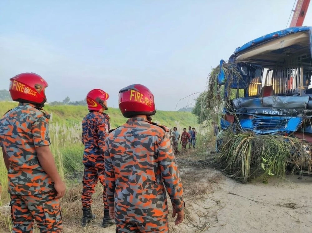 ঢাকা-মাওয়া এক্সপ্রেসওয়েতে বাস খাদে পড়ে নিহত ৩