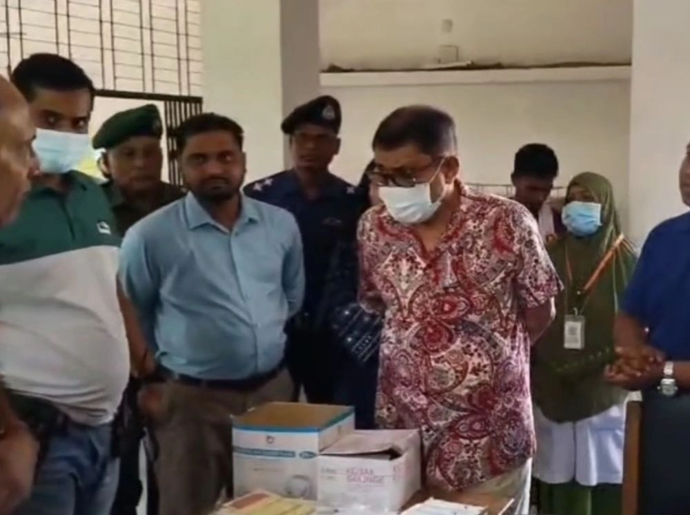 সকাল ৮টায় হঠাৎ হাসপাতালে স্বাস্থ্যমন্ত্রী, অনুপস্থিত চিকিৎসকদের বিরুদ্ধে ব্যবস্থার নির্দেশ