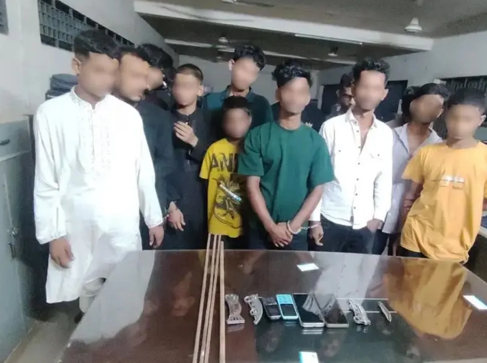 মোহাম্মদপুর থেকে নারীসহ ১৩ ছিনতাইকারী গ্রেফতার