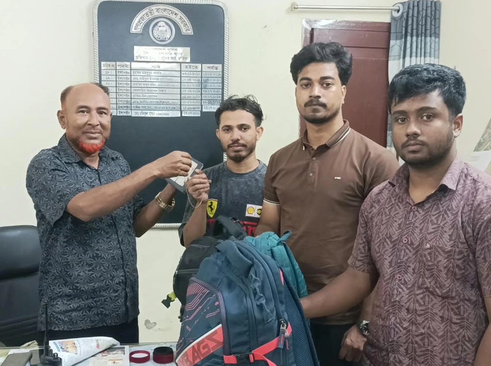 ৩ ভারতীয়ের পাসপোর্ট-মালামাল ফিরেয়ে দিল ভৈরব রেলওয়ে পুলিশ