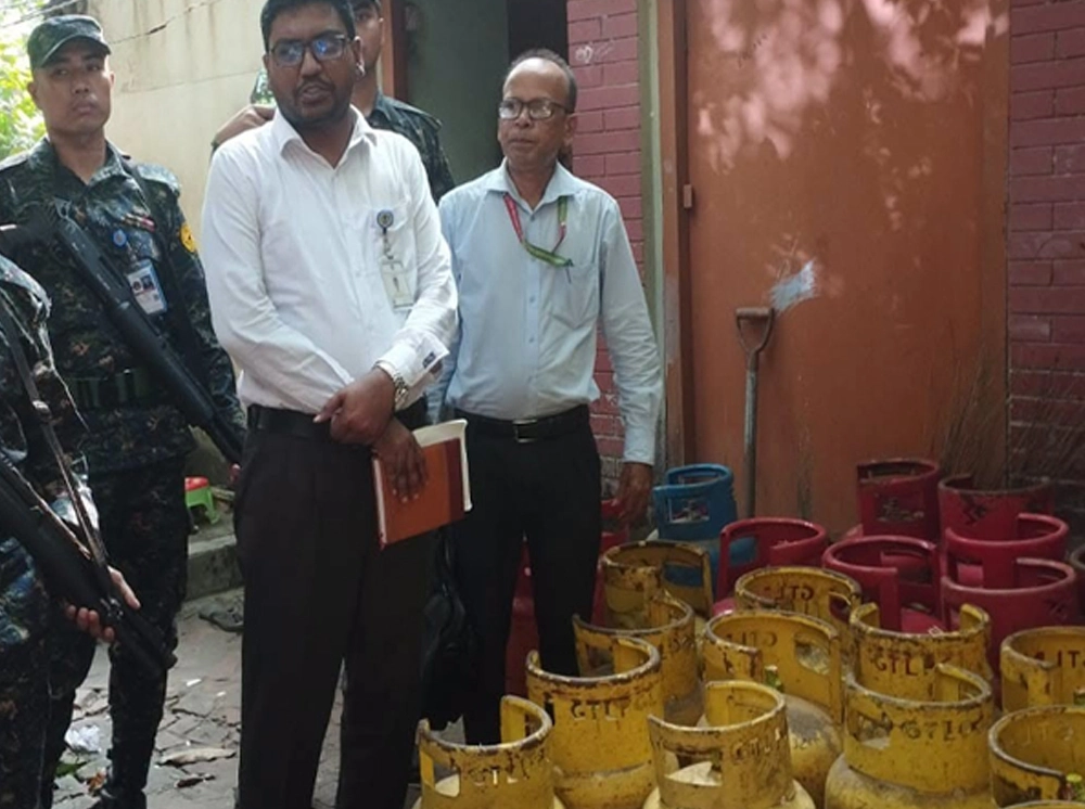 এলপিজি-নিত্যপণ্যের দামে অনিয়ম ঠেকাতে দেশজুড়ে অভিযান, ১০২ প্রতিষ্ঠানকে জরিমানা
