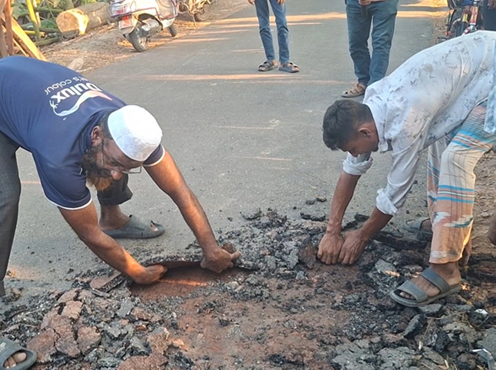 মাস পেরোনোর আগেই নষ্ট কোটি টাকার সড়ক, উঠে যাচ্ছে ঢালাই