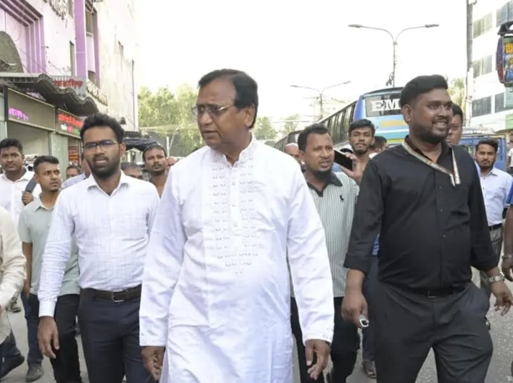 রাস্তা-ফুটপাতে অবৈধভাবে বসা হকারদের নিজ জেলায় ফিরে যেতে হবে