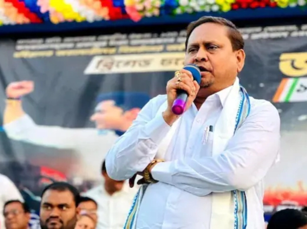 কান্নায় ভেঙে পড়ে রাজনীতি থেকে অবসরের ঘোষণা হুমায়ুন কবীরের