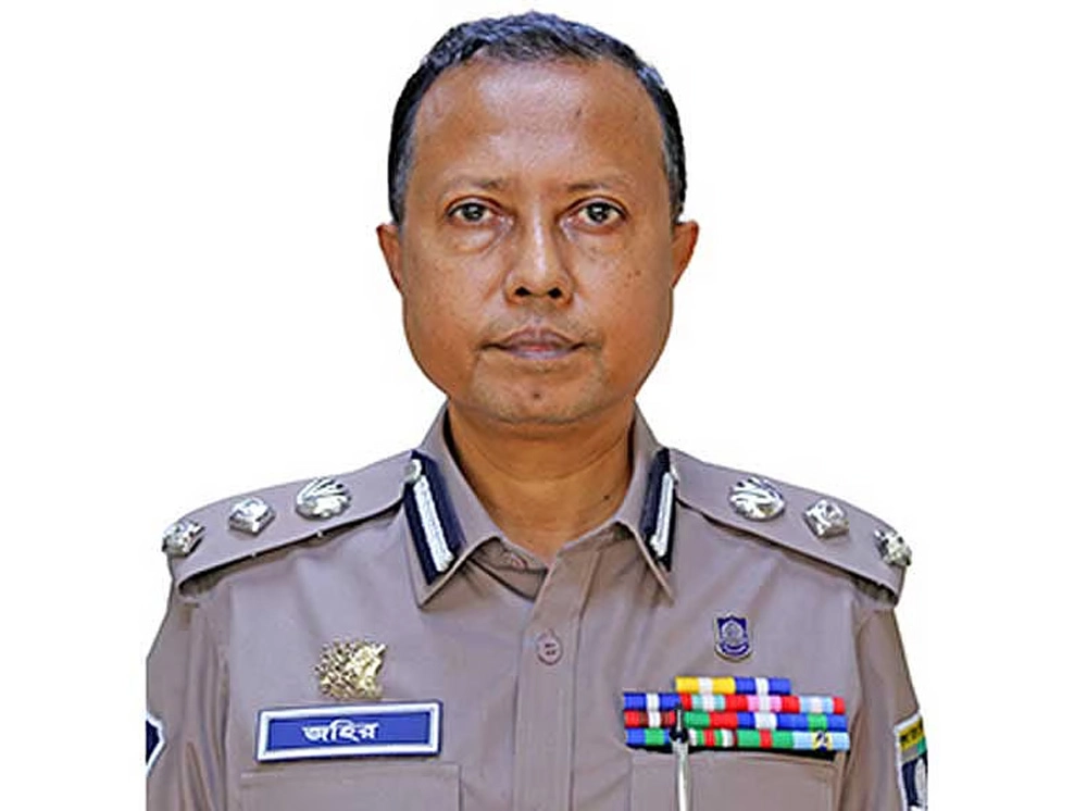 কে এই অতিরিক্ত ডিআইজি যার বাসা থেকে ৮৪ তরুণ-তরুণী আটক