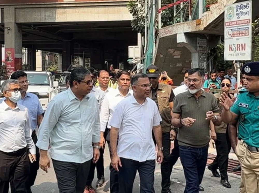মিরপুর-১০ নম্বরে দখলমুক্ত ফুটপাত ঘুরে দেখলেন প্রধানমন্ত্রী