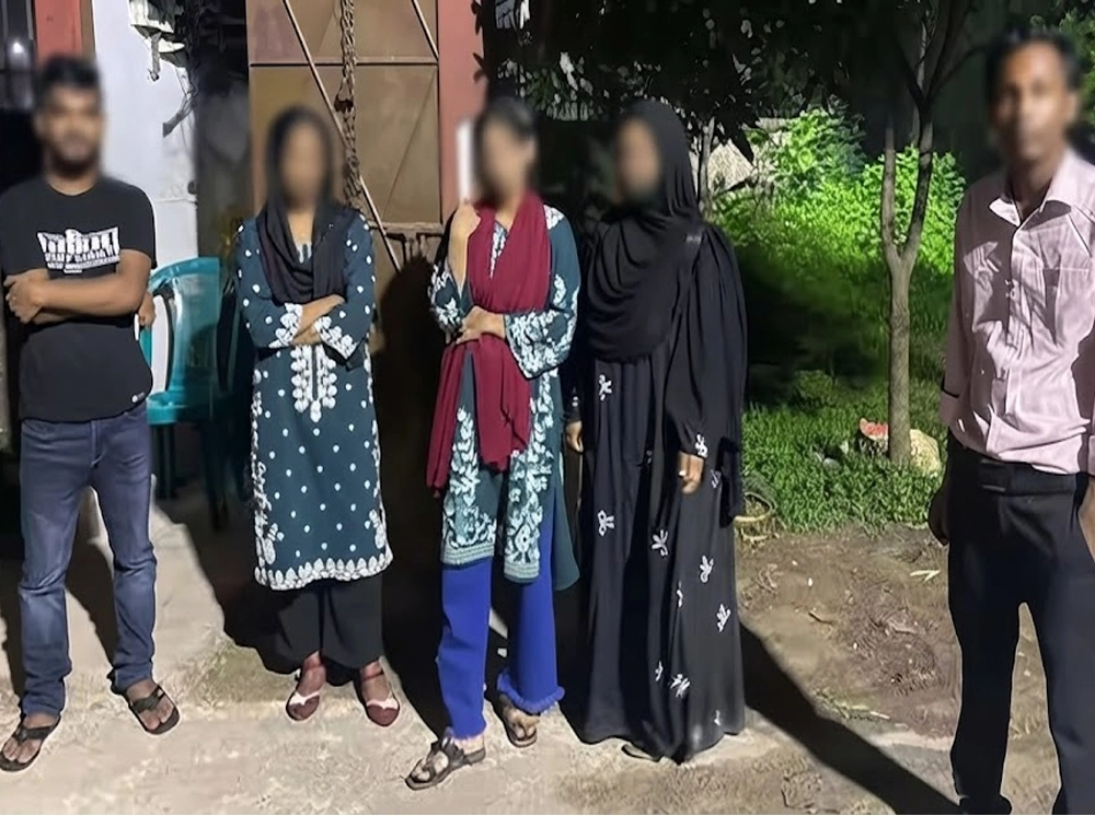 গভীর রাতে বিশ্ববিদ্যালয়ের জঙ্গল থেকে নারীসহ আটক ৫