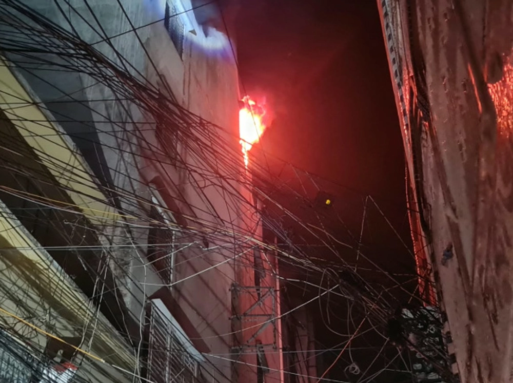 ১২ ঘণ্টার চেষ্টায় নিয়ন্ত্রণে চকবাজারের আগুন