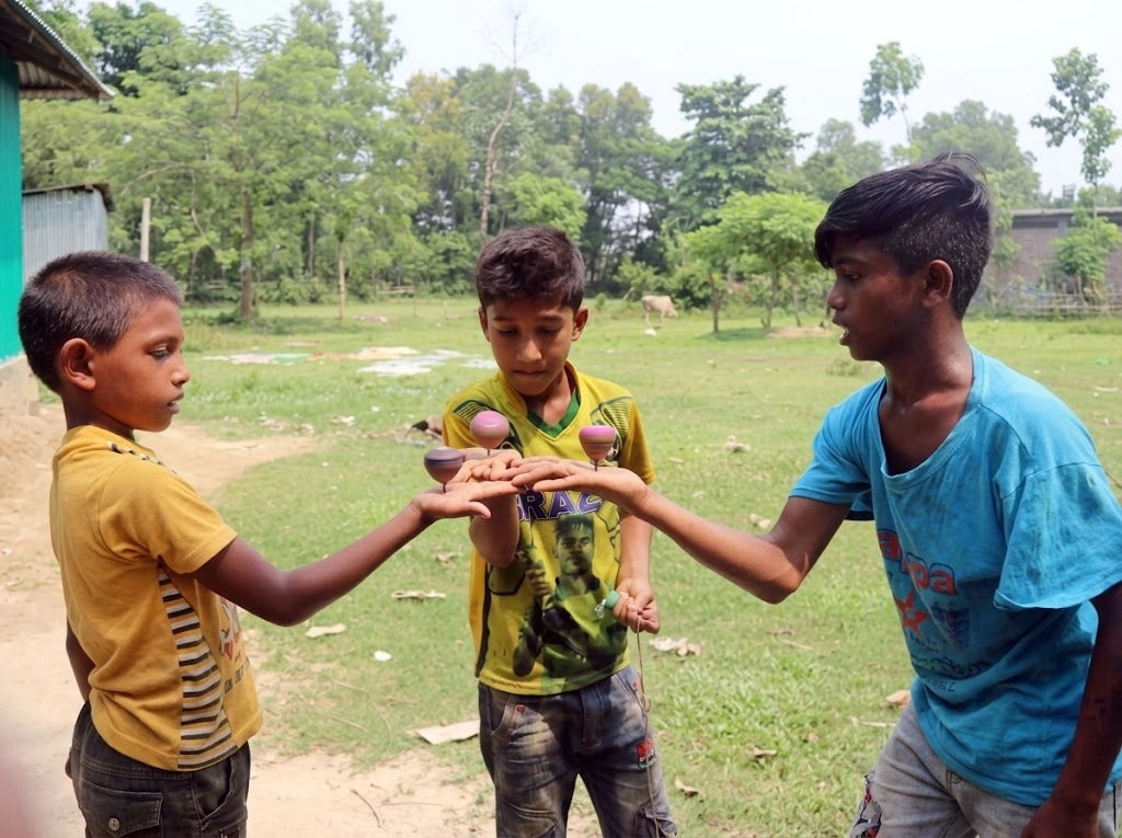 আন্তর্জাতিক লাটিম ঘোরানো দিবস: স্মৃতির আঙিনায় শৈশবের সেই ‘বনবন’ শব্দ