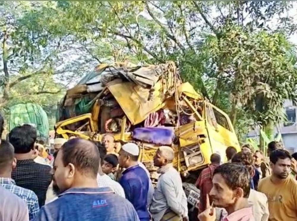 নাটোরে বাস-ট্রাক সংঘর্ষে নিহত বেড়ে ১৩