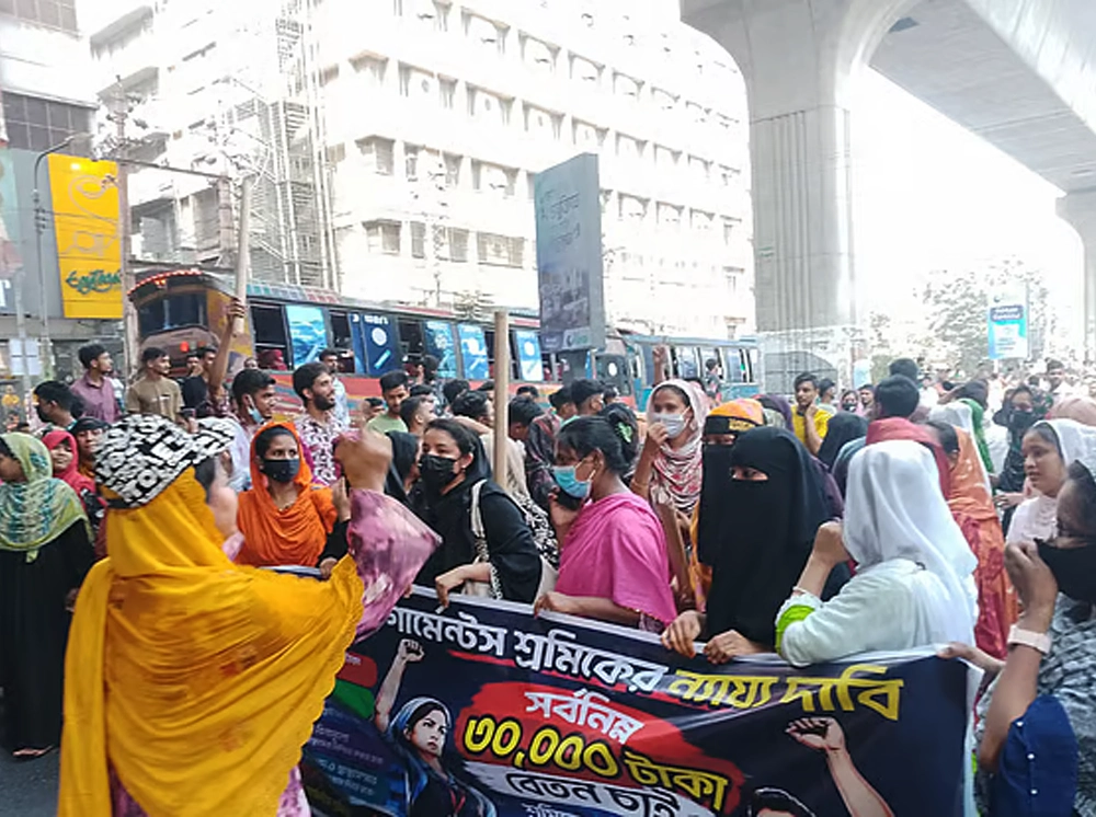 মিরপুরে পোশাকশ্রমিকদের সড়ক অবরোধ, তীব্র যানজট