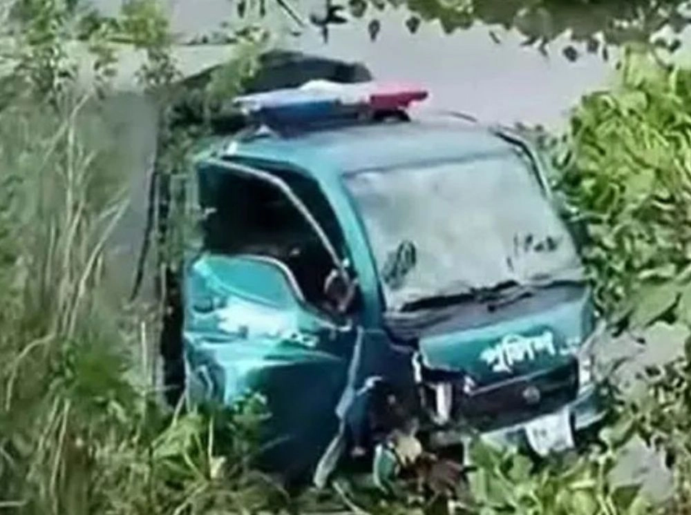 ব্রাহ্মণবাড়িয়ায় পুলিশের পিকআপ খাদে, ২ আসামিসহ আহত ৫
