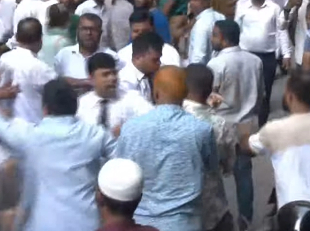 আদালত প্রাঙ্গণে জামায়াত-বিএনপির আইনজীবীদের হাতাহাতি