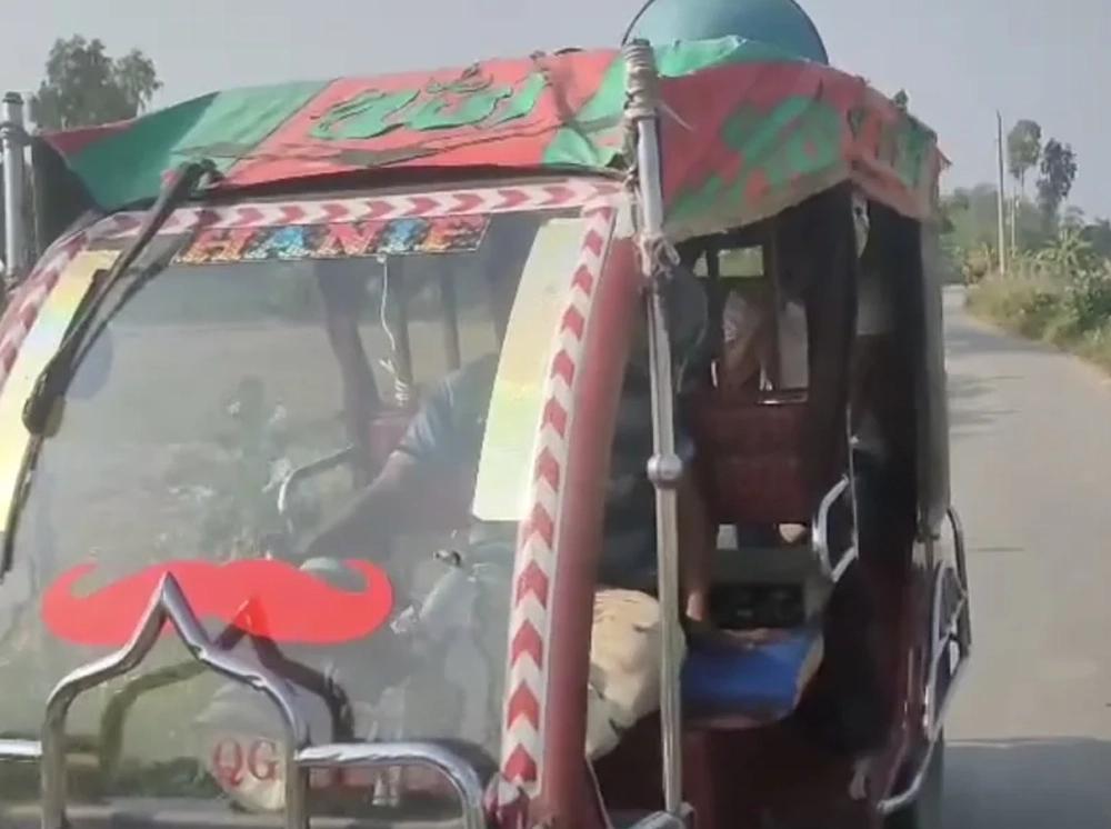 শেখ হাসিনার ফেরার ঘোষণা দিয়ে মাইকিং, ভিডিও ভাইরাল