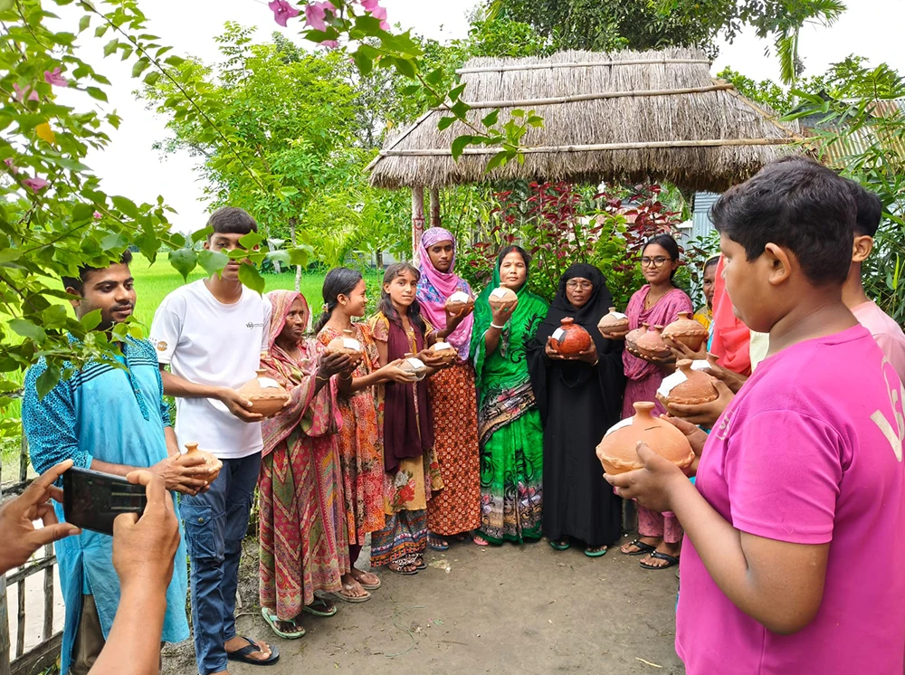 মাটির ব্যাংকে জমছে টাকা, পাঠাগার ঘিরে স্বপ্ন বুনছেন গ্রামবাসী