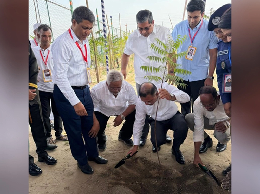 নিজ হাতে চারা রোপণ করে ‘সবুজায়ন কর্মসূচির’ উদ্বোধন করলেন প্রধানমন্ত্রী