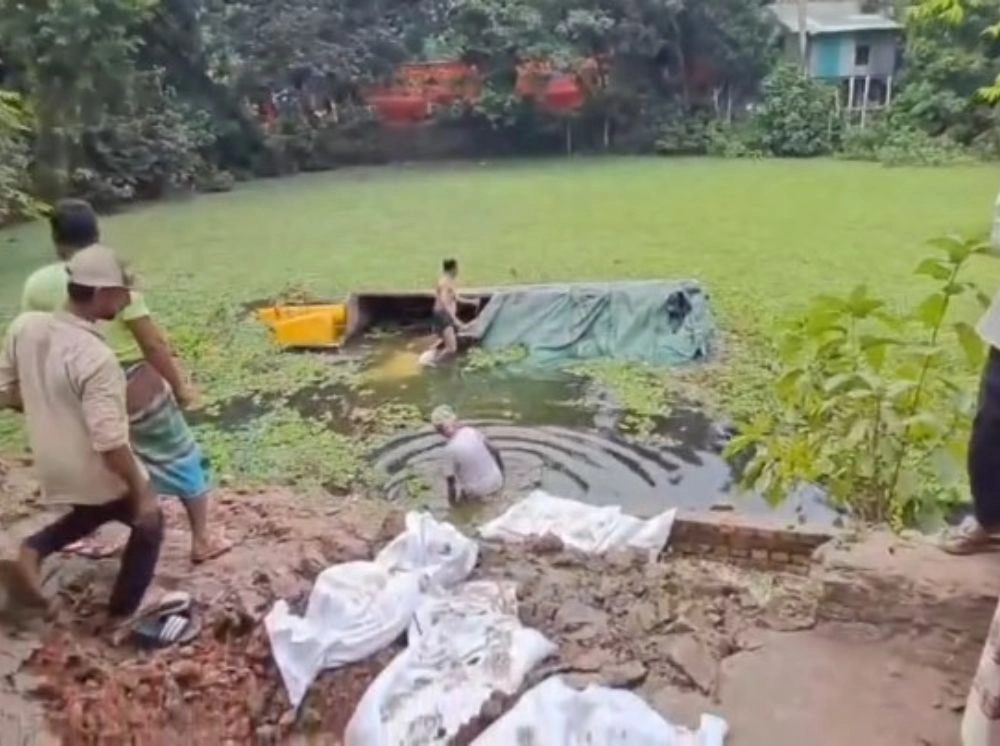 টাঙ্গাইলে ৩০০ বস্তা সার নিয়ে পুকুরে উল্টে পড়ল ট্রাক