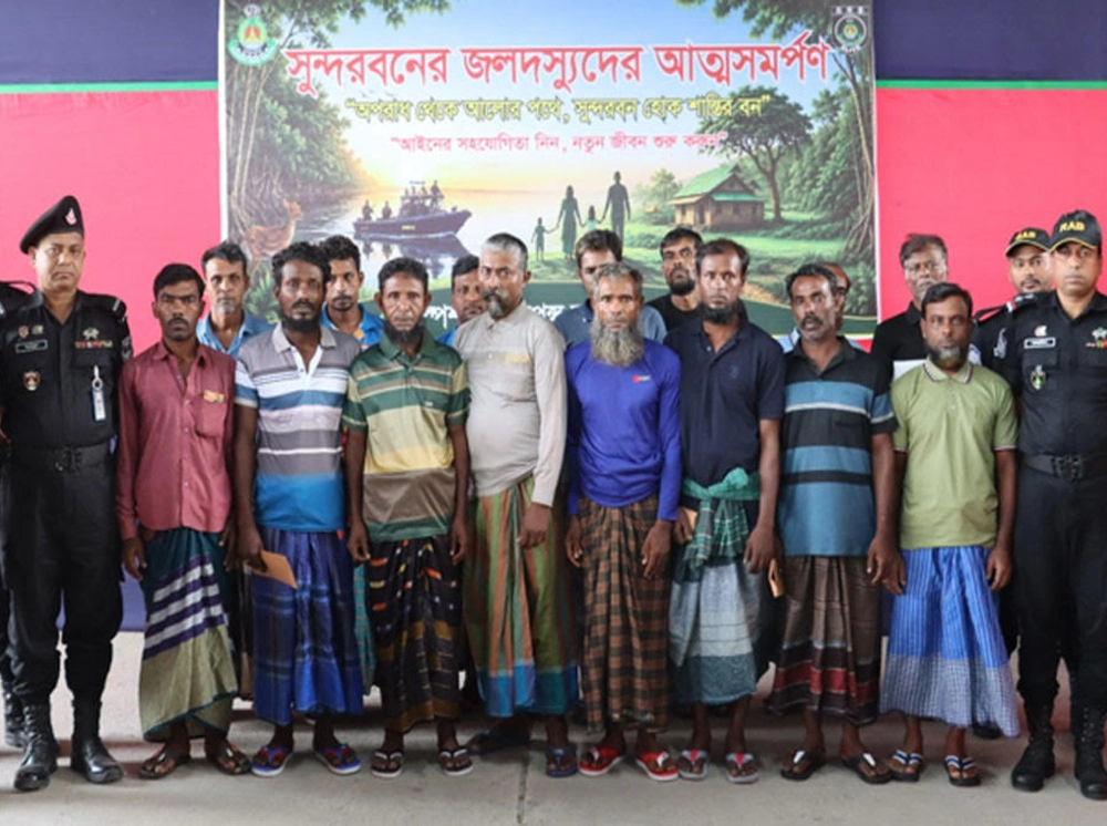 সুন্দরবনে আলিফ বাহিনীর ১৫ বনদস্যুর আত্মসমর্পণ
