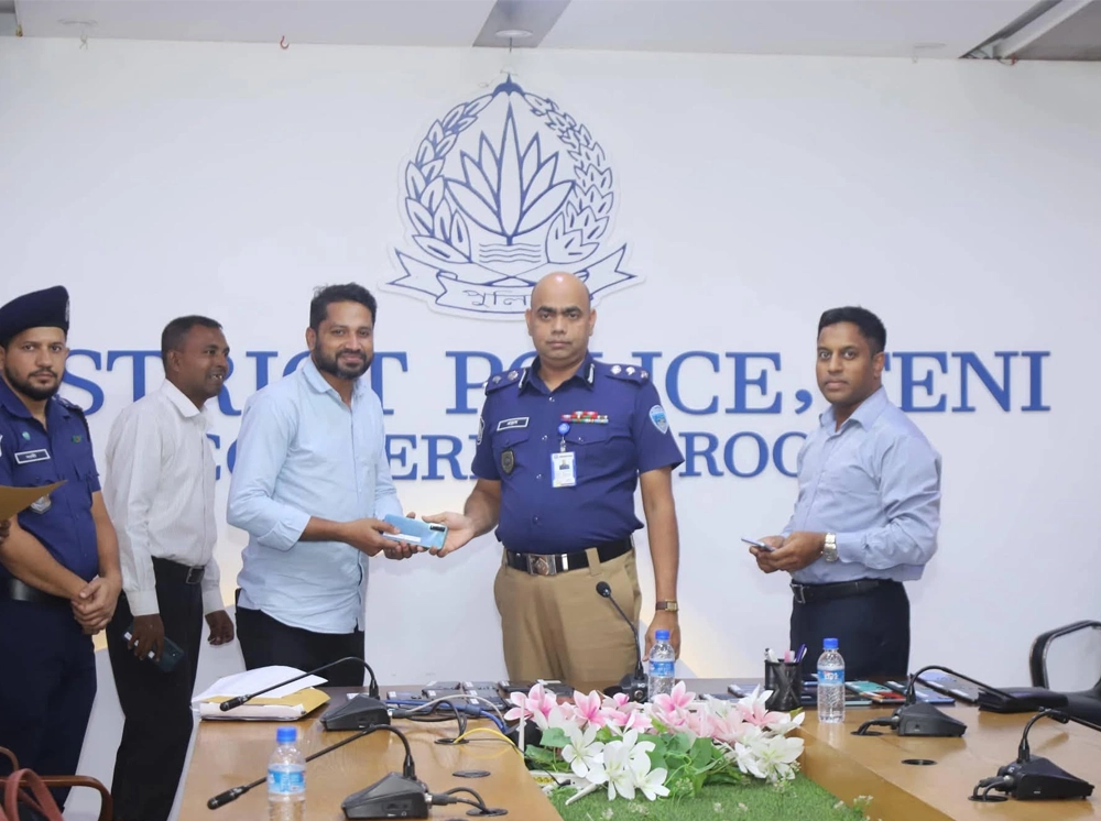 ফেনীতে হারানো ৫০ মোবাইল উদ্ধার করে মালিকদের দিল পুলিশ