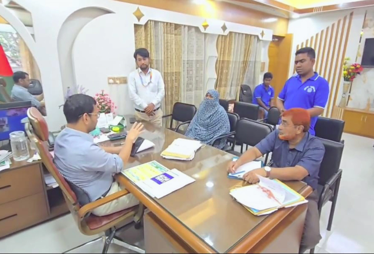 বৃদ্ধা মাকে ঘরে রাখতে নারাজ ছেলে, ইউএনওর কাছে মায়ের অভিযোগ