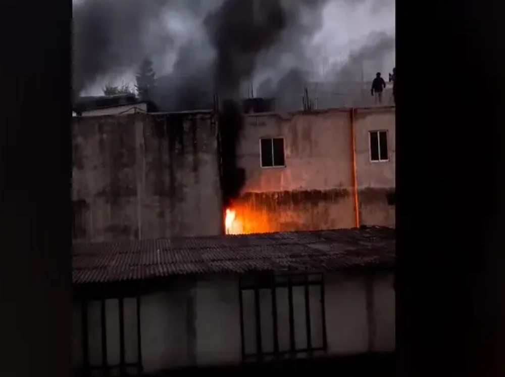 চকবাজারে বাণিজ্যিক ভবনের আগুন নিয়ন্ত্রণে