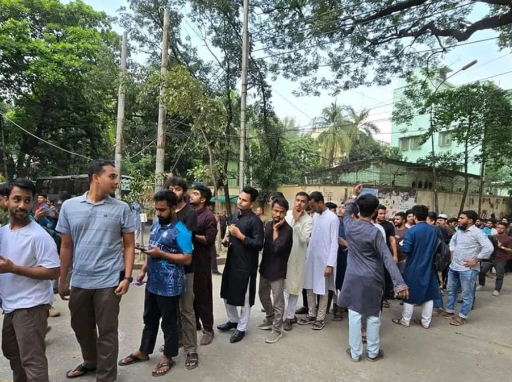 জবিতে গরু-খাসি দুটোই রান্না, খাবার খেতে শিক্ষার্থীদের দীর্ঘ লাইন
