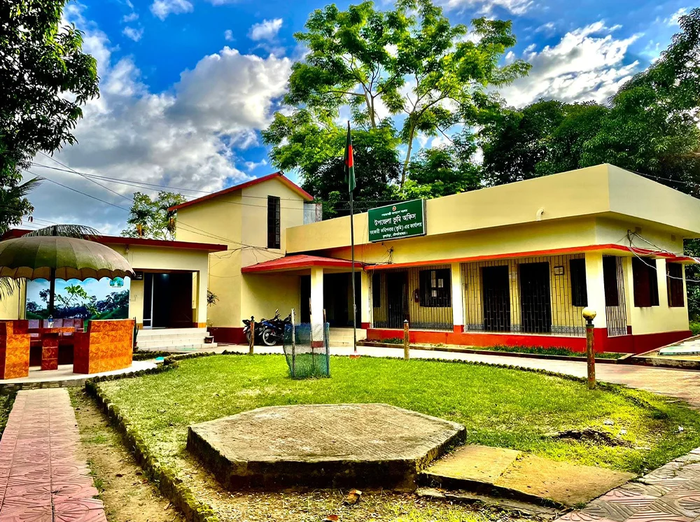 ঘুষ ছাড়া ভূমি অফিসে ফাইল নড়ে না