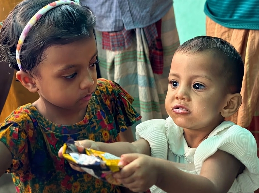 নতুন সংসার পাততেই দুই কন্যাশিশুকে রাস্তায় ফেলে গেলেন মা