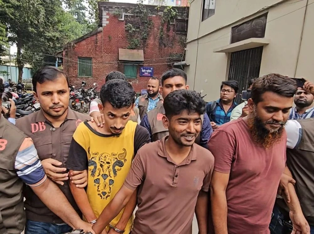বগুড়ায় পুলিশ পরিচয়ে ১০২ ভরি স্বর্ণ ছিনতাই, গ্রেফতার ৪