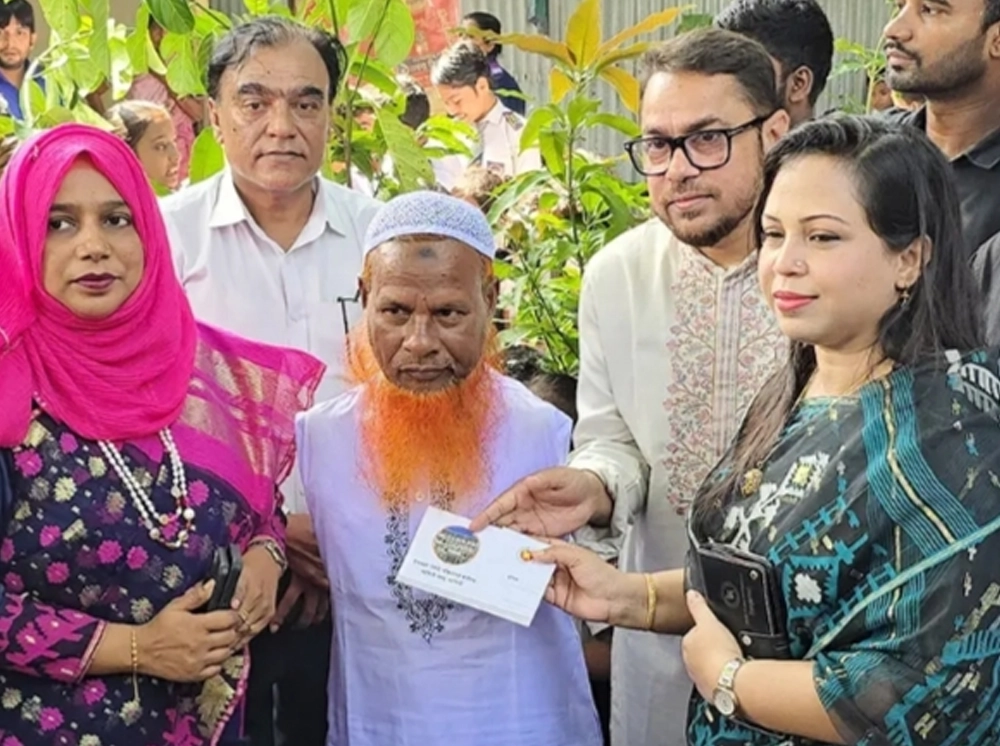 পা দিয়ে ব্ল্যাকবোর্ডে লিখে পাঠদান করা সেই দুখু মিয়া’র পাশে দাঁড়ালেন জেলা প্রশাসক