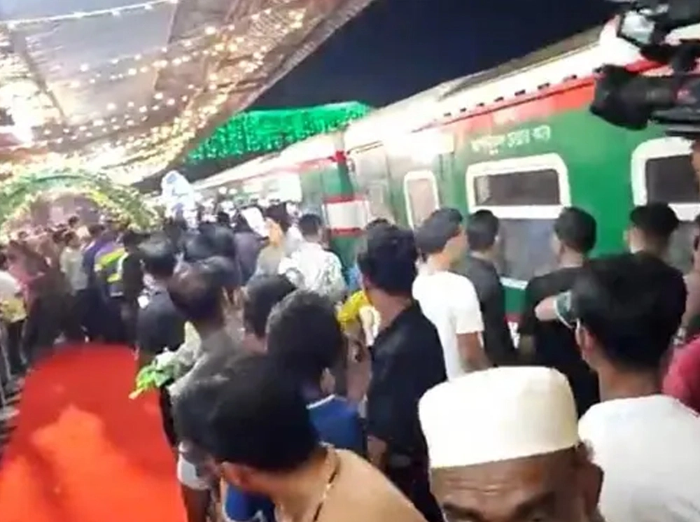 প্রথম দিনেই এক ঘণ্টা দেরিতে ফেনী ছাড়ল মহানগর এক্সপ্রেস