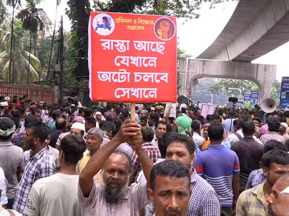 রাজপথ দখলে নেওয়ার হুমকি অটোরিকশা চালকদের