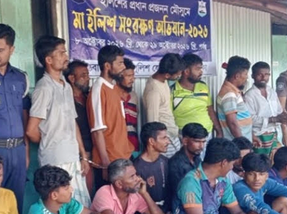 নিষেধাজ্ঞা অমান্য করে ইলিশ শিকার, চাঁদপুরে ৪০ জেলে আটক