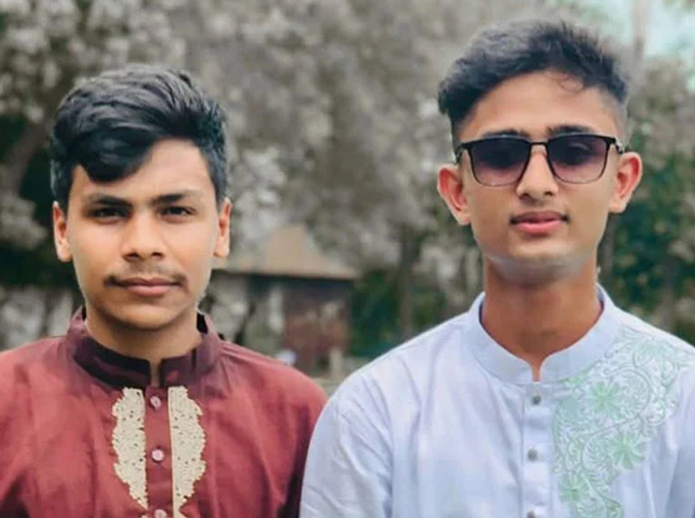 কুড়িয়ে পাওয়া টাকা মাইকিং করে মালিককে ফিরিয়ে দি‌লেন দুই বন্ধু