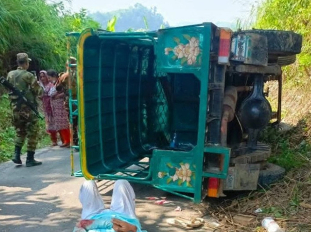 সাজেকে উল্টে গেল চাঁদের গাড়ি, আহত ৭ পর্যটক