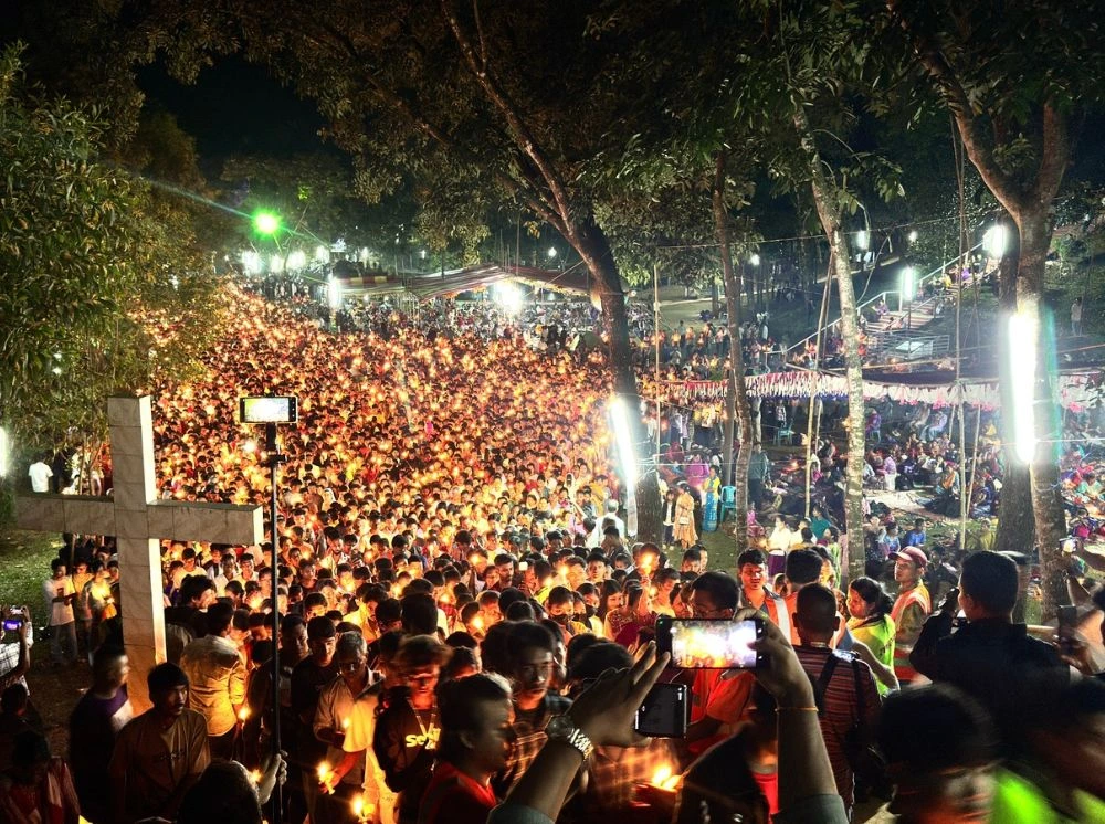 হাতে মোমবাতি, কণ্ঠে প্রার্থনা—গারো পাহাড়ে হাজারো পুণ্যার্থীর ঢল
