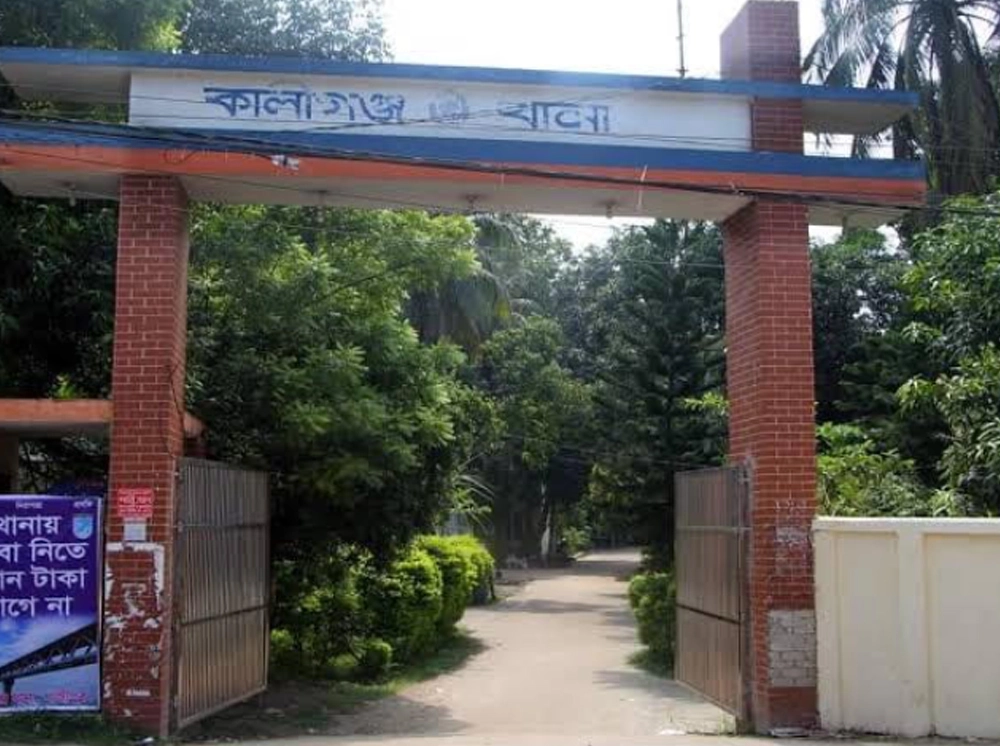 দায়িত্ব পালনকালে কাভার্ড ভ্যানের চাপায় এসআইসহ নিহত ২