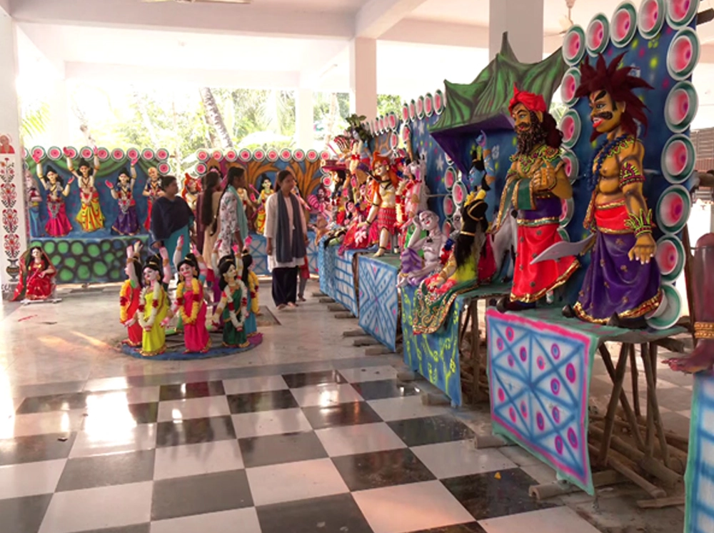 এক মণ্ডপেই ১০১ প্রতিমা, চার যুগের পৌরাণিক কাহিনিতে সাজছে যশোরের মন্দির
