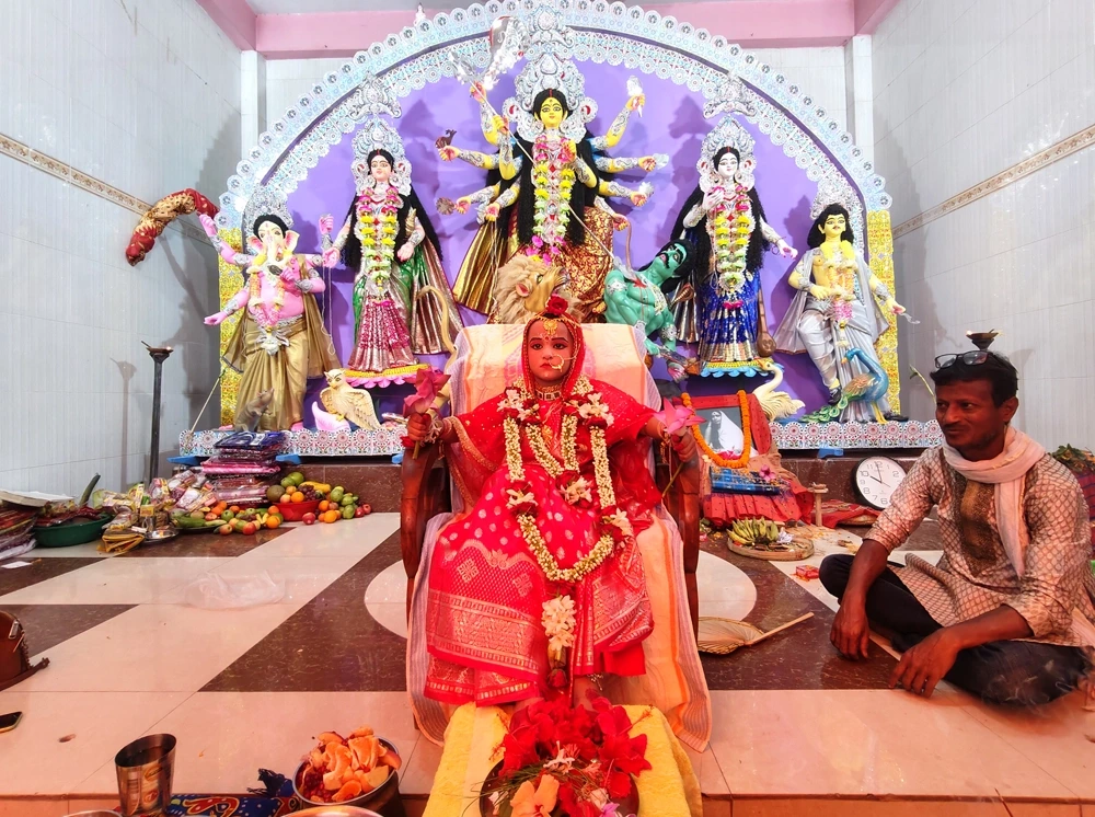 পাবনা রামকৃষ্ণ সেবাশ্রমে কুমারী পূজায় দর্শনার্থীদের ভীড়