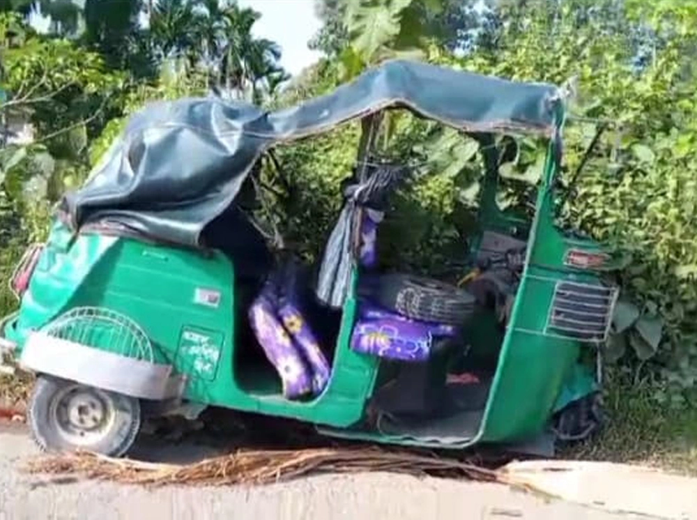 ওভারটেক করতে গিয়ে খুলে গেল চাকা, প্রাণ গেল ১১ বছরের তানিয়ার