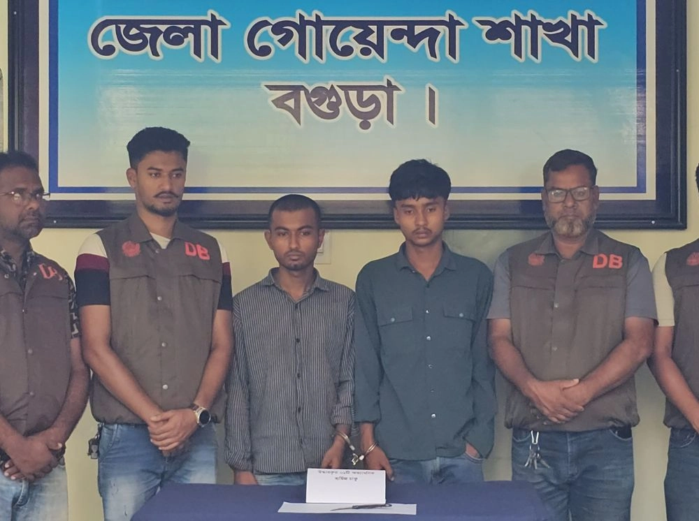 ফেসবুকে চাকু প্রদর্শন করে আতঙ্ক, বগুড়ায় ‘সুইট গ্রুপের’ দুই সদস্য গ্রেফতার