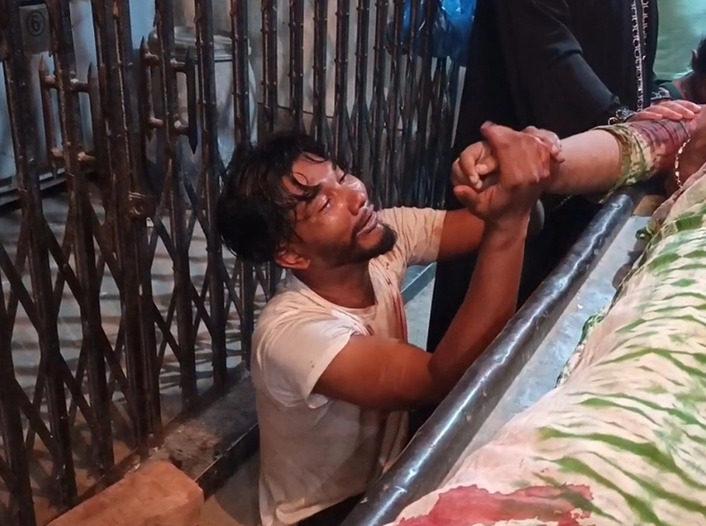 মায়ের চোখের সামনে মেয়েকে হত্যা, পুলিশের ভূমিকা নিয়ে প্রশ্ন