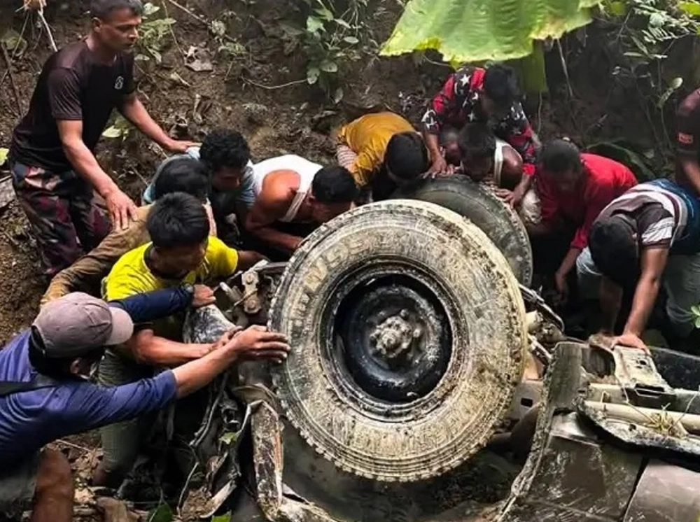 থানচিতে পর্যটকবাহী নোহা খাদে, নিহত ২