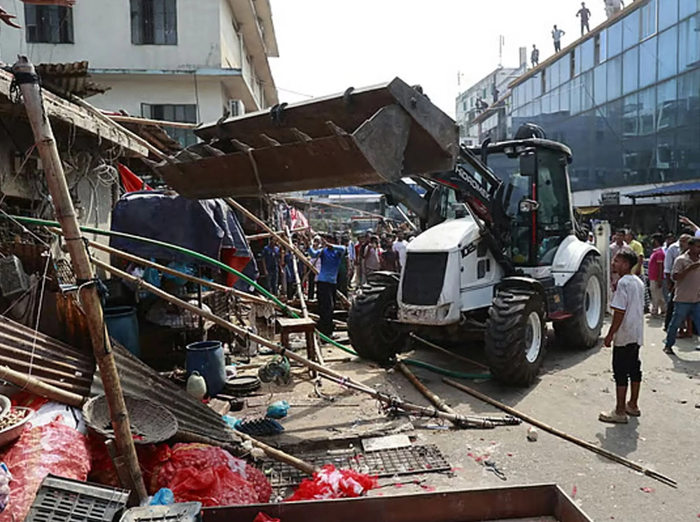 রাজধানীর মিরপুরে ডিএনসিসির অবৈধ স্থাপনা উচ্ছেদ অভিযান