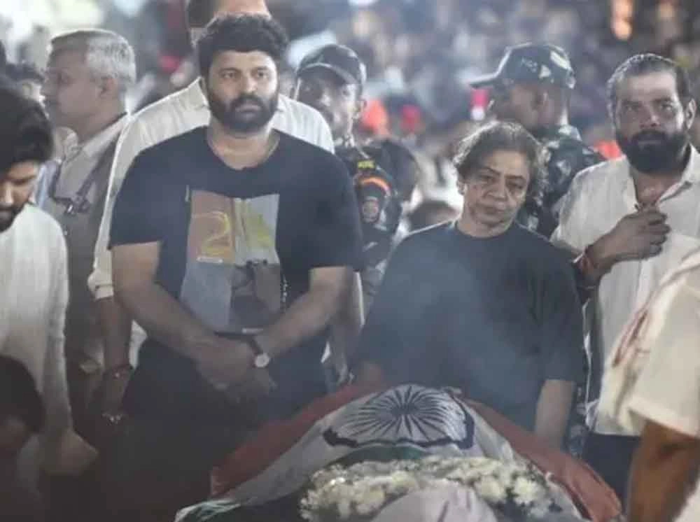 নানা পাটেকারের শেষকৃত্যে হাজির ছিলেন যারা