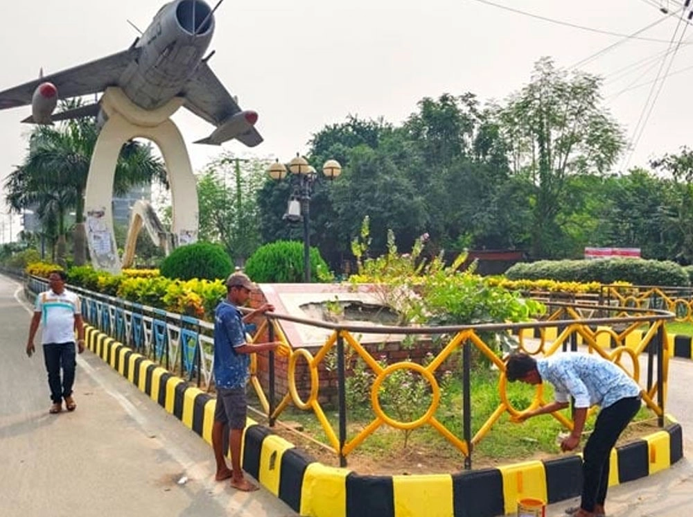 রঙের ছোঁয়ায় সাজছে সড়ক, প্রধানমন্ত্রীকে বরণে প্রস্তুত রাজশাহী